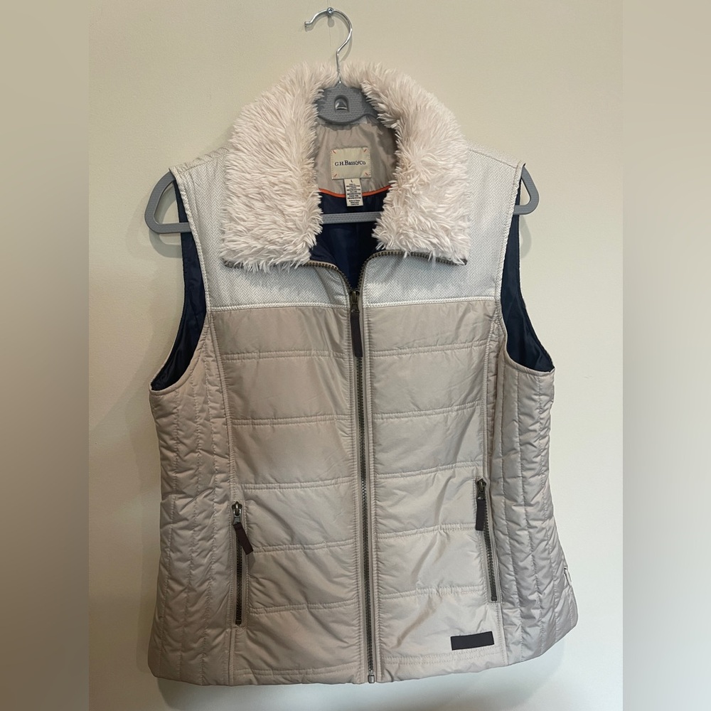 Like new puffer vest with furry collar